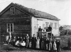 Handgjerningsskolen med kvenske jenter i Bugøynes, 1898. lær