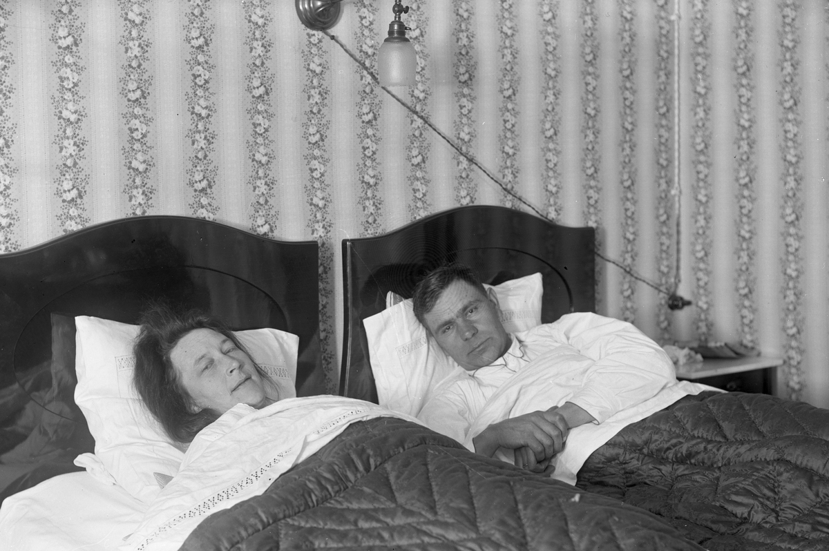 Olivia och Josef i sängen