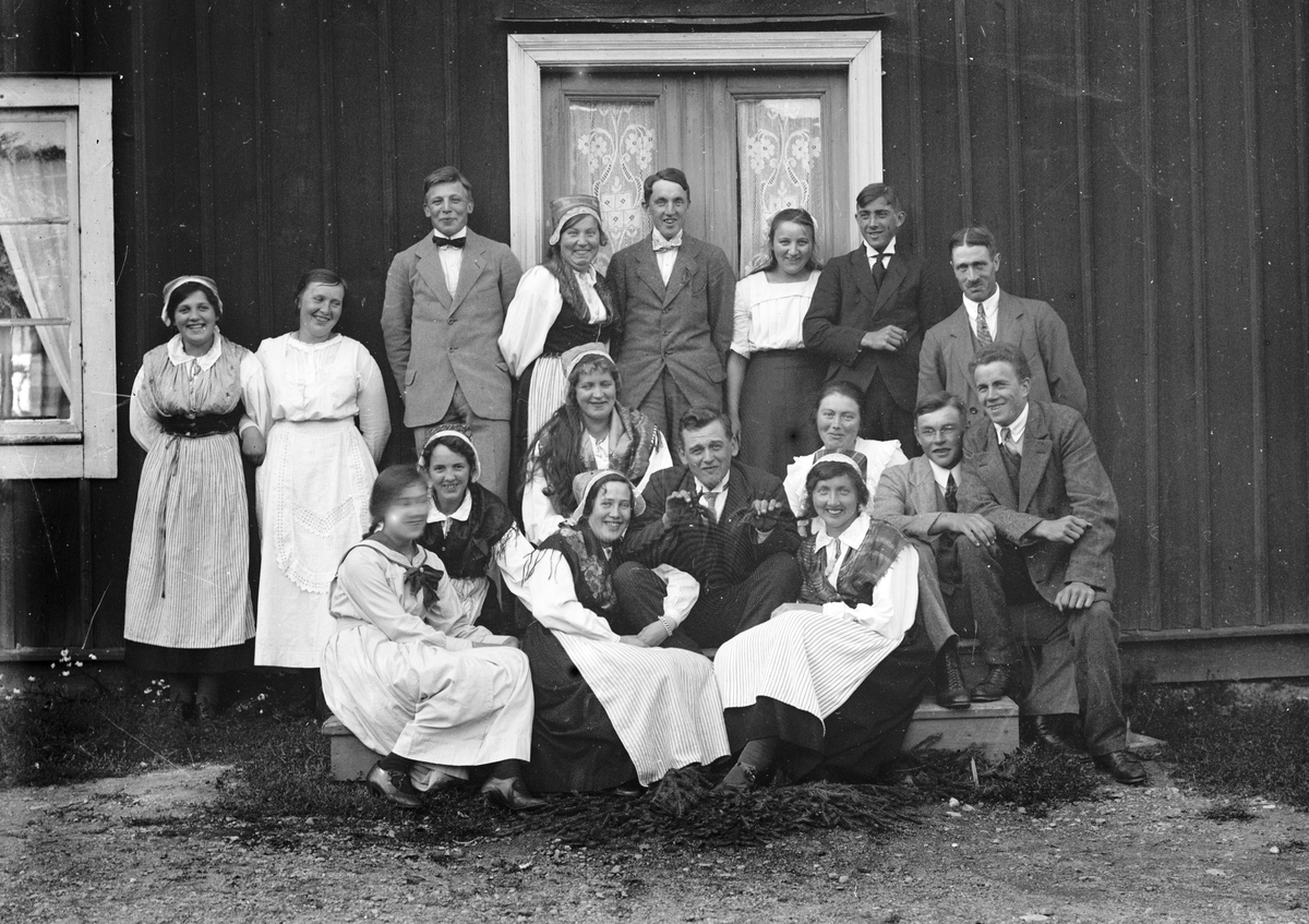 Midsommarafton vid "Erik-Lars", W. Hästbo (Josefs hem). Sittande bland flickorna Enok Eriksson, sittande längst till  höger Einar Larsson från Åsmundshyttan.