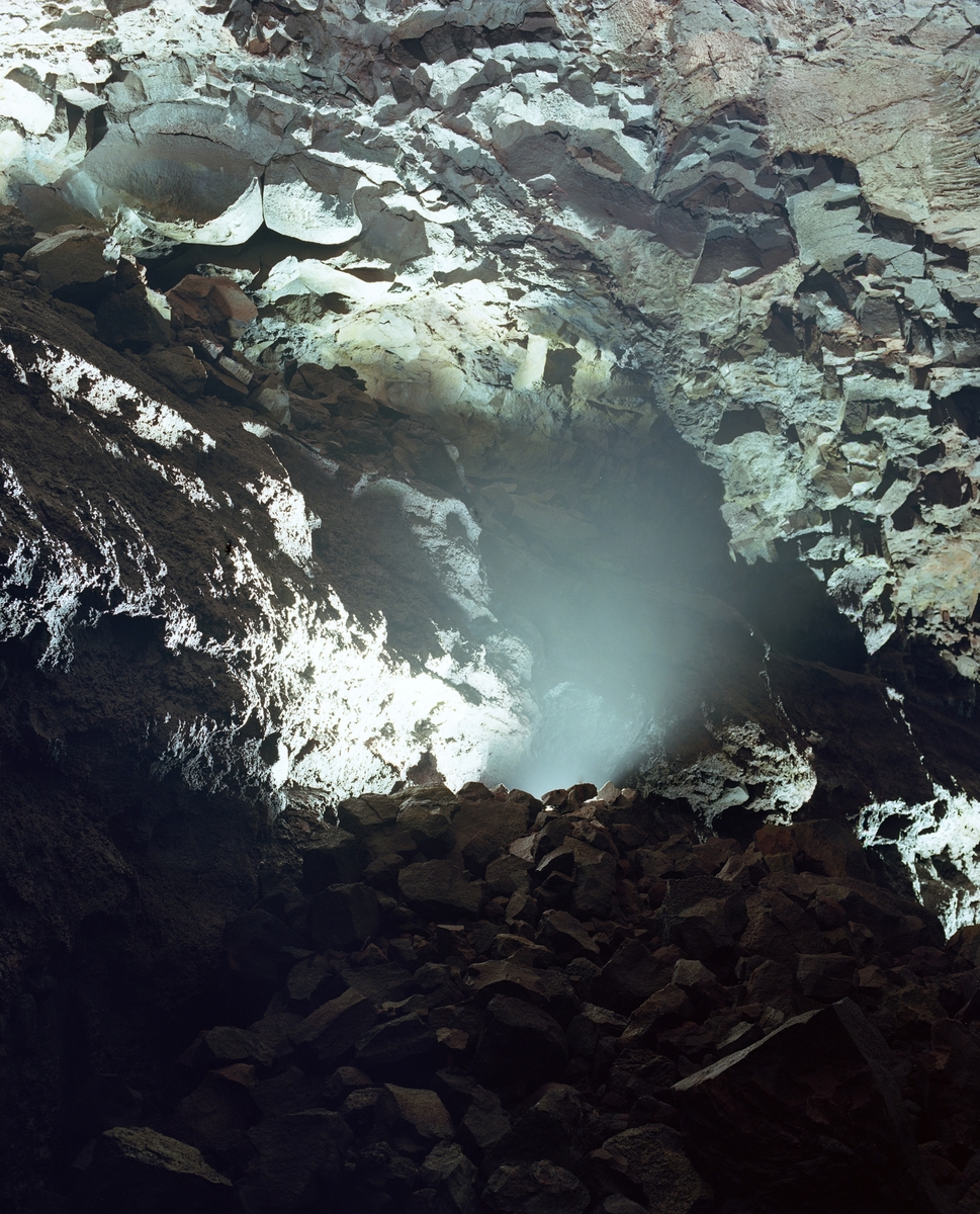 Fotografiet viser et motiv fra en vulkansk hule på Island.