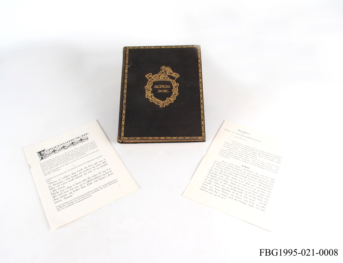 Alterbok med sort omslag og gullfarget dekor. I boken var det oppbevart et endringsskriv til familiegudstjeneste og et rundskriv.