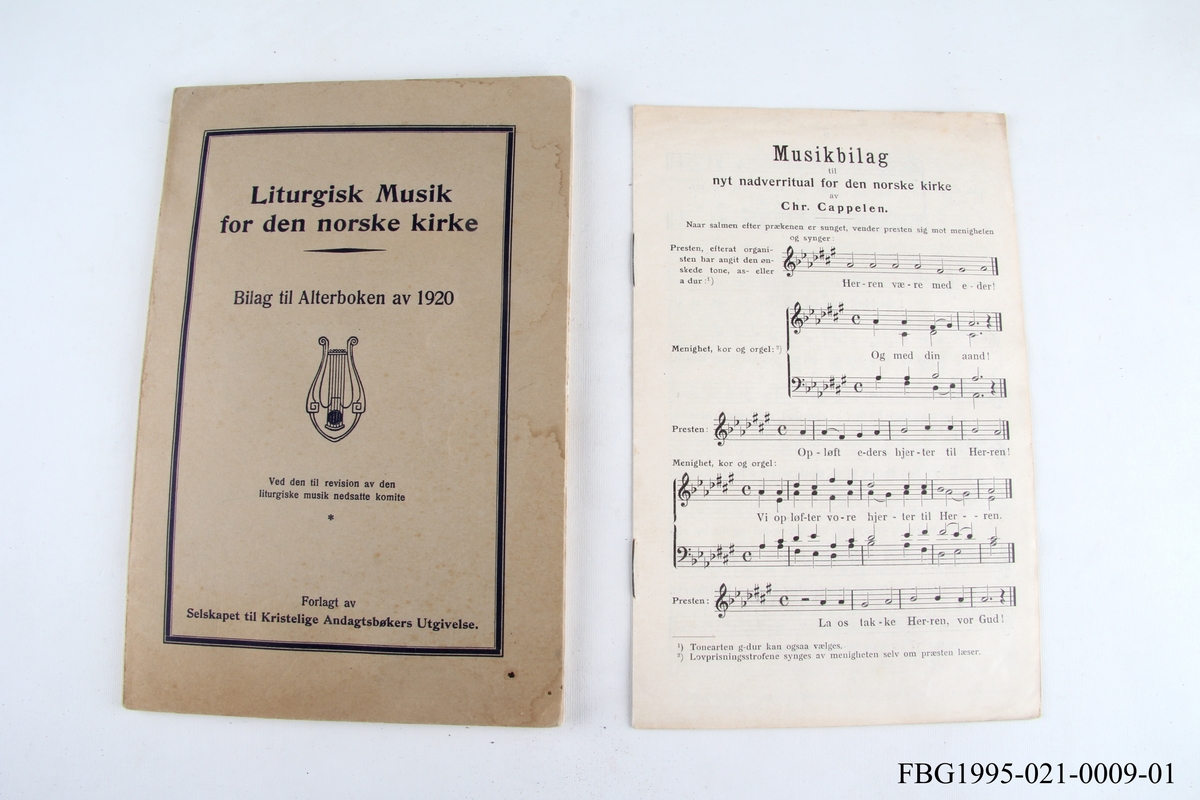En bok med liturgisk musikk for den norske kirke og et hefte med musikkbilag.