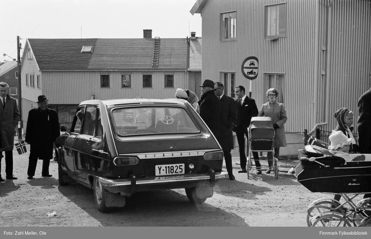 Vadsø 17.5.1969. Fotoserie av Vadsø-fotografen Ole Zahl-Mölö. Vadsøs borgere feirer 17.mai. En Renault står parkert midt i veien.