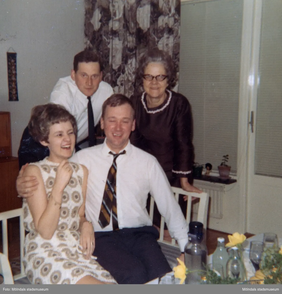 Födelsedagskalas för Roy Jansson som fyller 30 år den 23 mars 1968. Till höger om Roy sitter svägerskan Britt-Marie Sjögren, bakom henne står maken Kent Sjögren och svärmor Sonja Johansson.