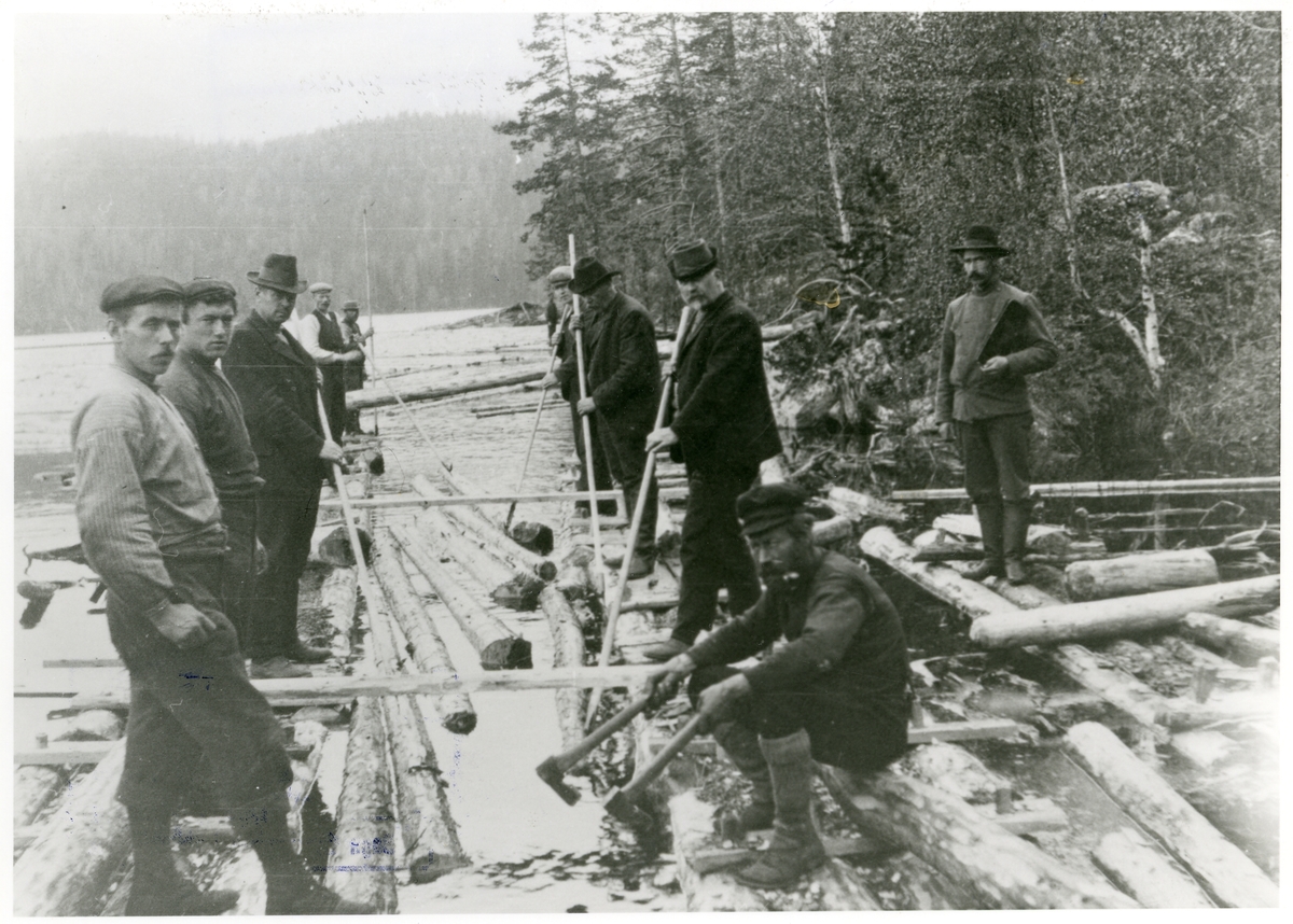 Tømmerfløyting i Buvassfaret, 1899-1900.