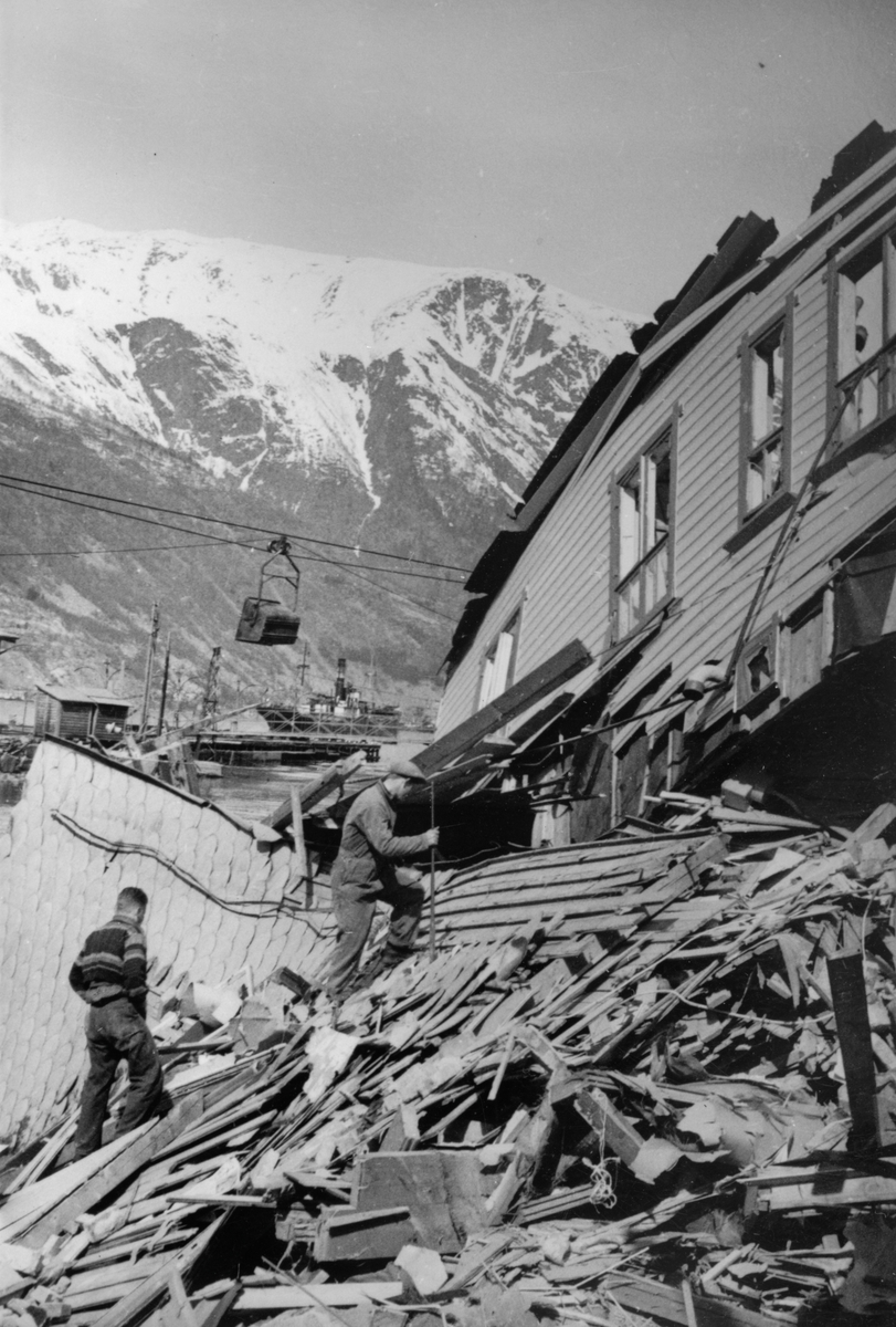 Hus skada etter bombinga av Odda under andre verdskrigen.