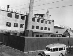 Bjellandfabrikken på Hamnneset. Buss i forgrunnen.