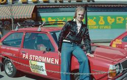 Fotballspillere fra Strømmen IF med sponsorbiler utenfor Bon