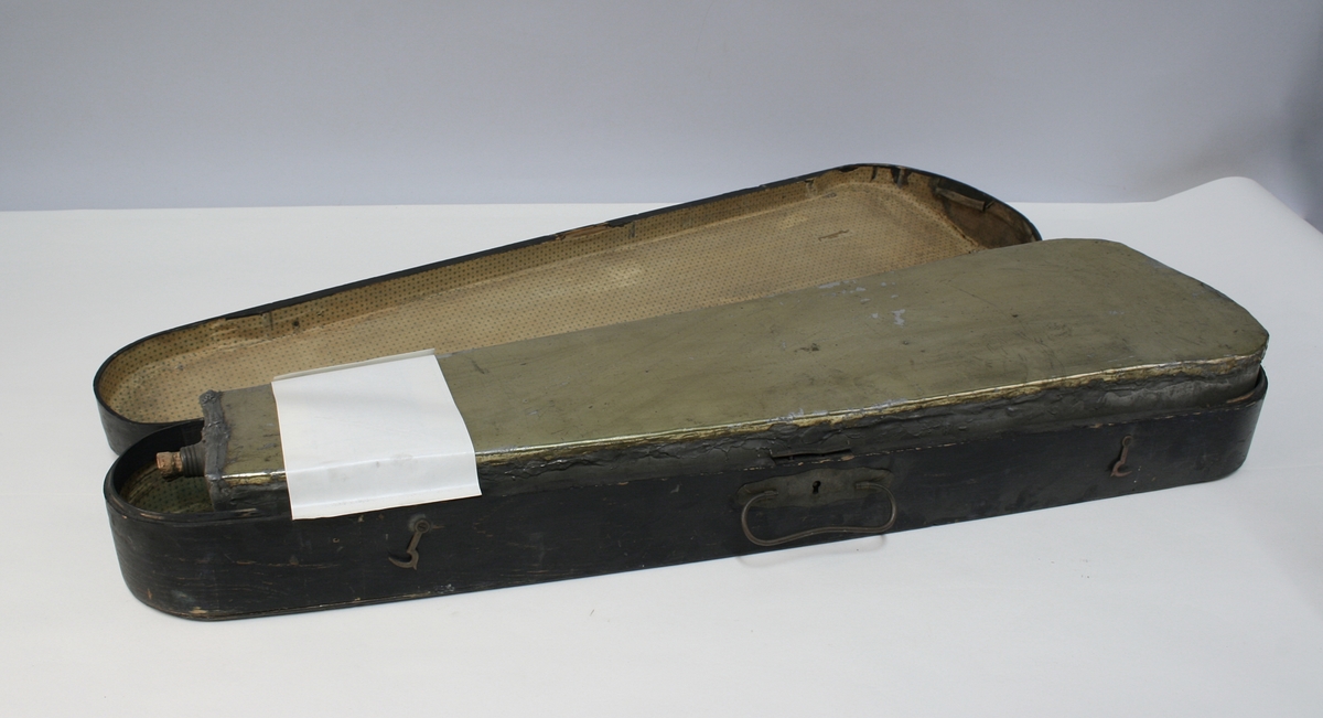 Fiolinkoffert i tre med skjult spritbeholder i blikk for smugling.