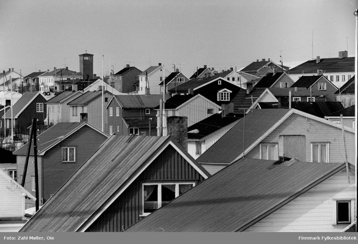 Fotoserie fra Vadsø, April 1968 fotografert av Vadsøfotografen Ole Zahl-Mölö. Vadsøs bebyggelse.