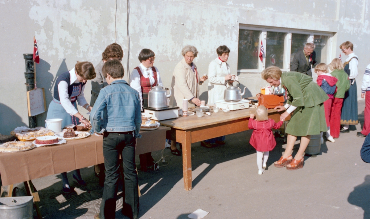 17.mai tog og feiring, Sagdalen Skole, Strømmen, samt kransnedleggelse ved minnesmerke over falne fra Skedsmo, nord for Strømmen kirke , reportasjebilder