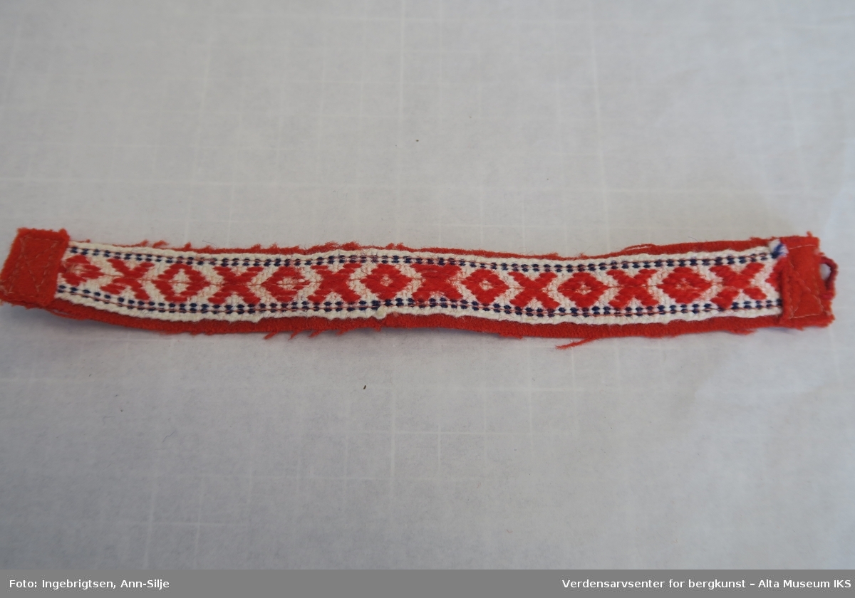 Vevde dukkebelter. De er mest sannsynlig laget av overskuddsbånd til beltekant eller skallebånd. Mønstrene på båndene ble brukt flere steder i Finnmark.