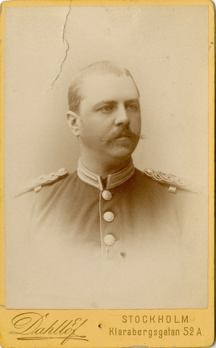 Porträtt av Carl Oscar Lorentz Groth, löjtnant vid Andra livgardet I 2.
Se även AMA.0007440.