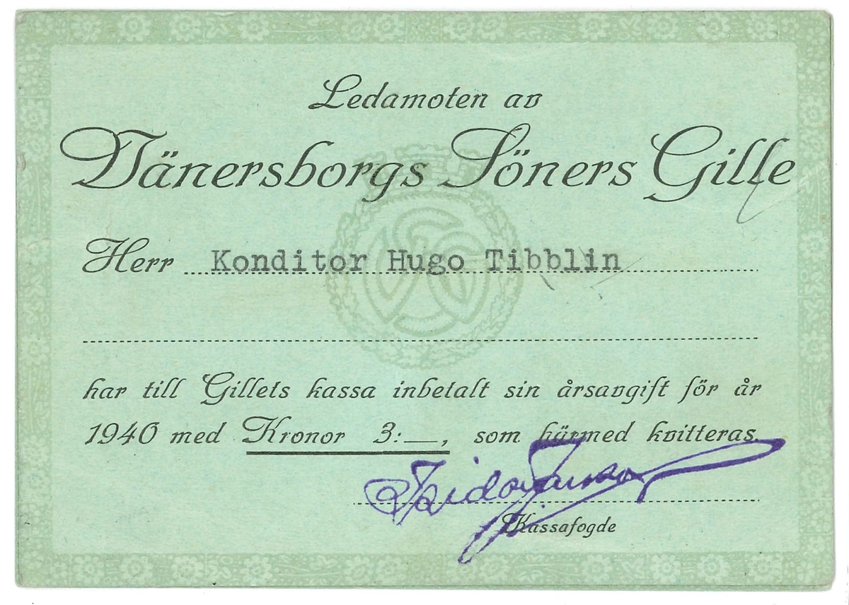 Medlemskort från Vänersborgs Söners Gille. Turkost kort med svart tryck. 
Kortet avser år 1940 och för Konditor Hugo G. Tibblin. Kortet är undertecknat av föreningens kassafogde.