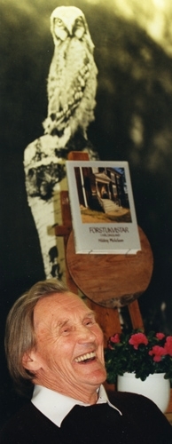 Fotografiet är taget i samband med utgivningen av boken "Förstukvistar i Hälsingland", 1995. På bilden syns en skrattande Hilding, och bakom honom boken samt ett uppförstorat fotografi av en uggla.