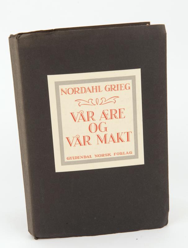 Boka "Vår ære og vår makt" av forfatteren Nordahl Grieg (1902-1943).