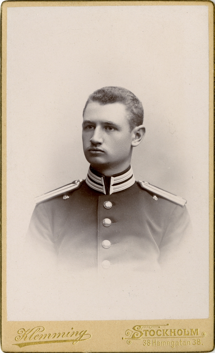 Porträtt av Ernst Torsten Sigfrid Liljedahl, officer vid Första Livgrenadjärregementet I 4.

Se även bild AMA.0001774 och AMA.0009550.