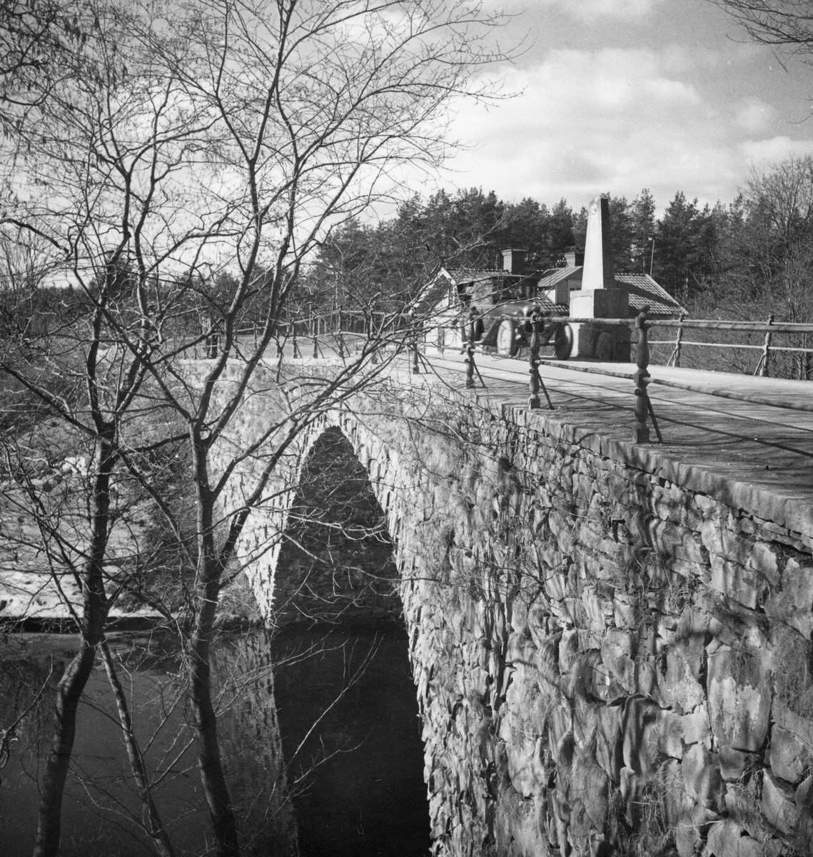 Gustavsbron eller Gustavs bro. Bron fått sitt namn efter det bakhåll som planerades mot Gustav III när han höll Gefle riksdag 1792. Stadsbyggmästaren Pousette lät 1772 bygga bron, som ledde landsvägstrafiken från Valbo till Gävle, på den plats där Gavelbron, som 1770 spolades bort av vårfloden, legat. Gustavsbron är en välvd stenbro med räcken av järn. Den pyramid av svensk marmor som pryder bron har överst ett namnchiffer för Gustav III krönt av en krona och där ovan inskriptionen "Gustafs Bro uppå Gefle stads och Valbo sockn kostnad sammanhwälfd DXIX Aug MDCCLXXII".