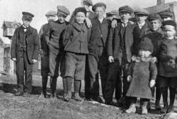 Barn ved arbeiderbrakka St. Olavs Vold i Sarpsborg, ca. 1911