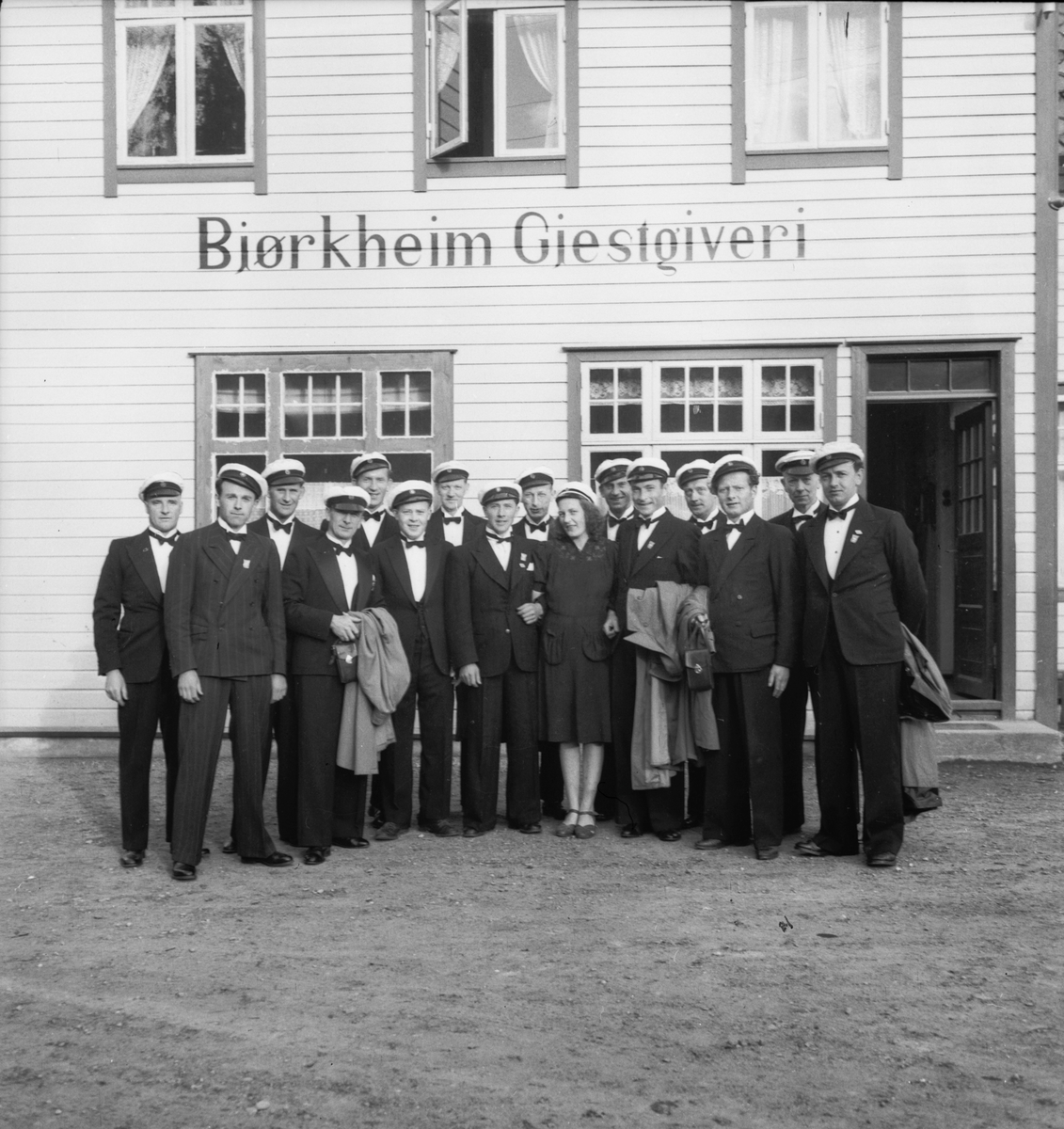 Odda Mannskor framfor Bjørkheim Gjestgiveri