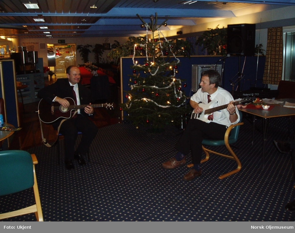 Julaften på Draugen. Litt undeholdningsmusikk hører med en skikkelig julefeiring offshore.