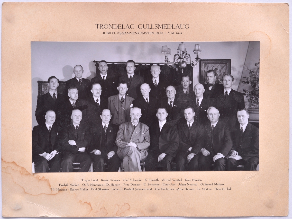 Gruppebilde av Trøndelag Gullsmedlaug i anledning jubileumssammenkomsten i 1944.
