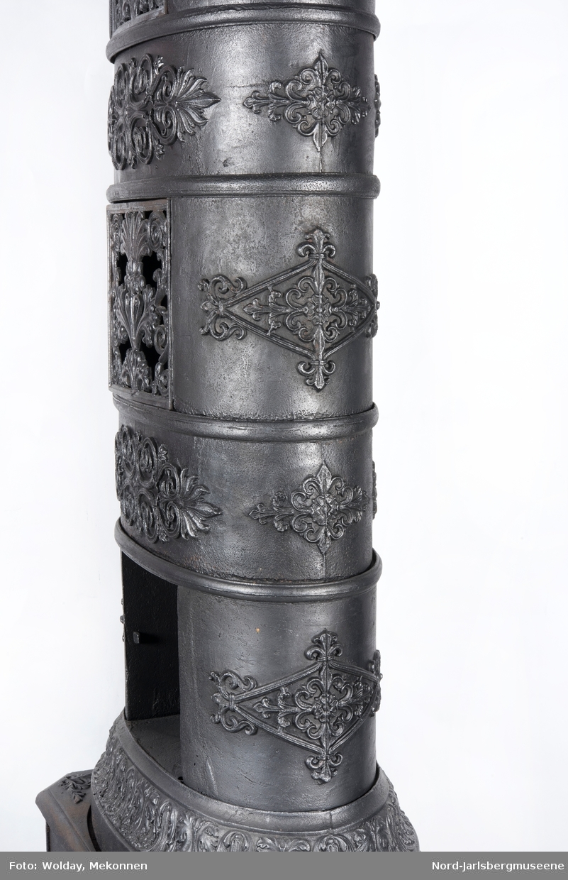 Oval etasjeovn med ben som palmeblad . Rekatangulært ovnskammer, røykkamrene ovale med grinder.

Modell i 1850 katalog: H No. 1