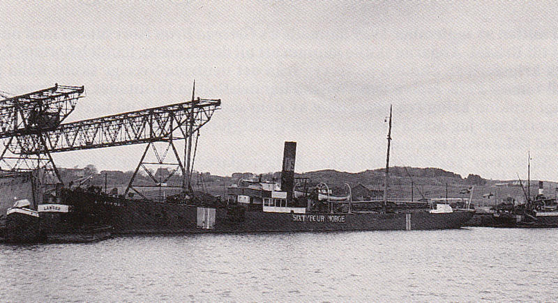 Fotografi fra den perioden Gurre var eid av Skougaards Rederi i Langesund og het Sixtyfour. Skipet har påmalt nøytralitetsmerker, så fotografiet må ha blitt tatt under krigen.