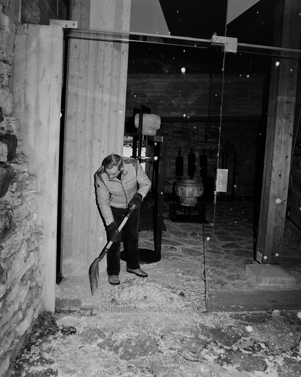 Arne Johnsen, rydder opp glass etter innbruddsforsøk i Storhamarlåven, januar 1983.