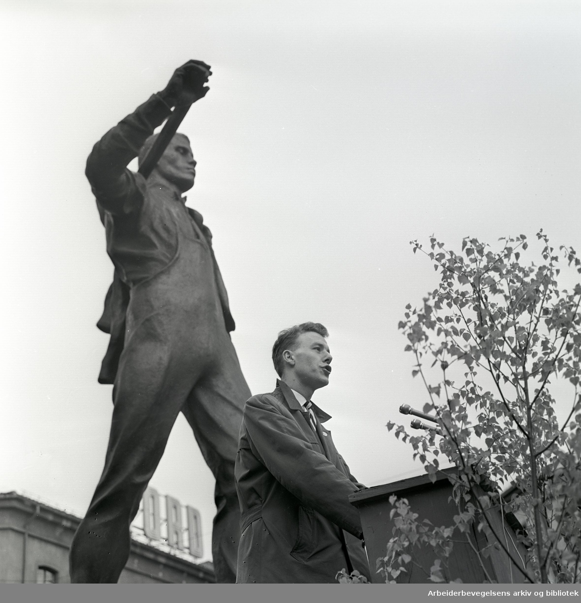 1. mai 1961, Reiulf Steen, formann i AUF taler på Youngstorget.
