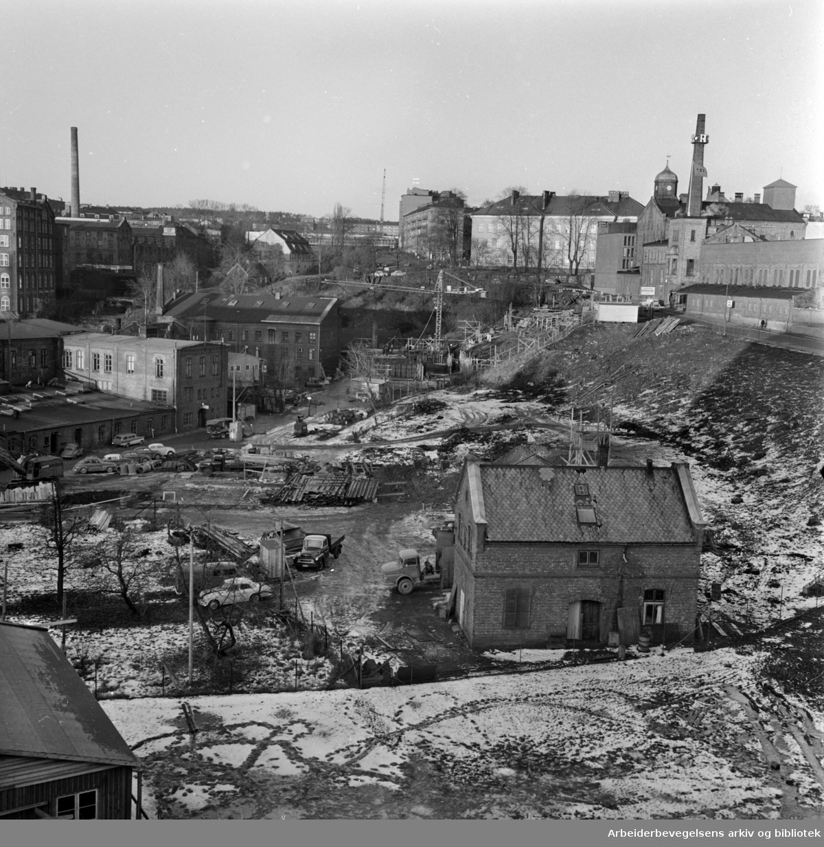 Grünerløkka: Strøket øst for Akerselva opp mot Thorvald Meyers gate er i støpesjeen. November 1964