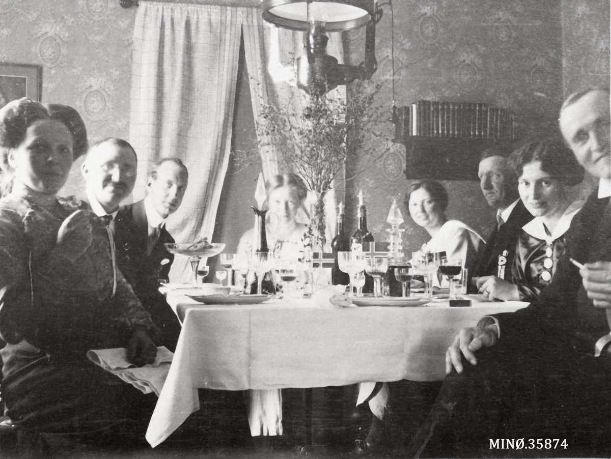 Hyggelig selskap. Personene på bildet er: Olga Høye, Nils Hårseth, ukjent, Gjertrud Hanestad, Signe W., Erik Høye, Rachel Haarseth,?