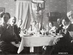 Hyggelig selskap. Personene på bildet er: Olga Høye, Nils Hå