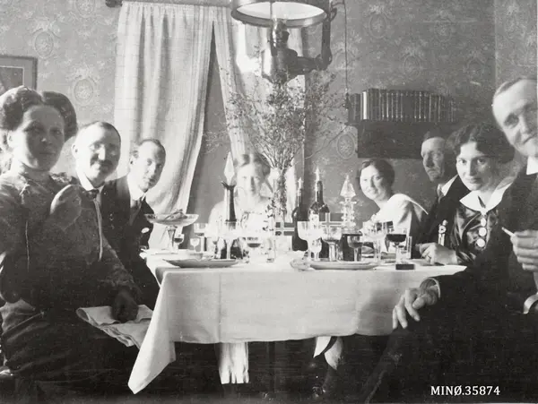 Hyggelig selskap. Personene på bildet er: Olga Høye, Nils Hå