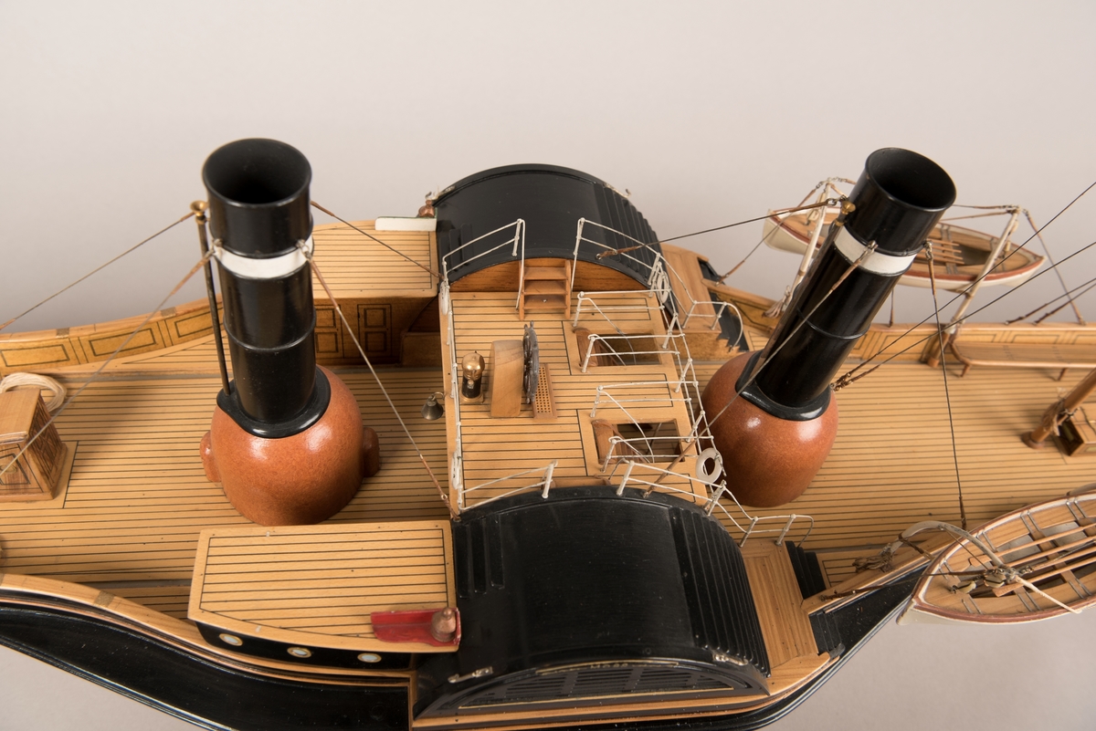 Med modellen følger 2 messingskilt med innskrift:  'Paddle Steamer  'MOSS'  built in 1855 for Moss steamer Boat Company bg.  Caird and C 04  Greenock. Moulded dimensions  185` x  18` x 8`.   Grosstonnage 300 Engines Cylinder 40' dia. N.H.P. 120 stroke 45'. Bygget i Glasgow i rute Kristiania - Kristiansand. Moss første dampskip. 14 knop.