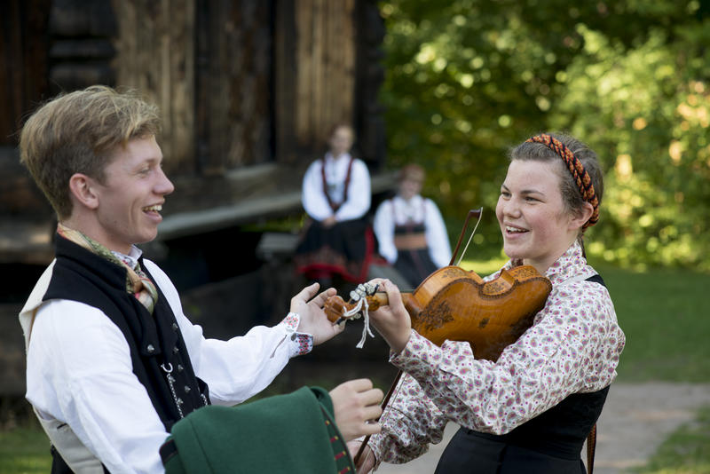 Tunverter på Norsk Folkemuseum spiller fele