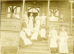 Ei gruppe med kvinner samla på trappa til Tonsåsen sanatoriu