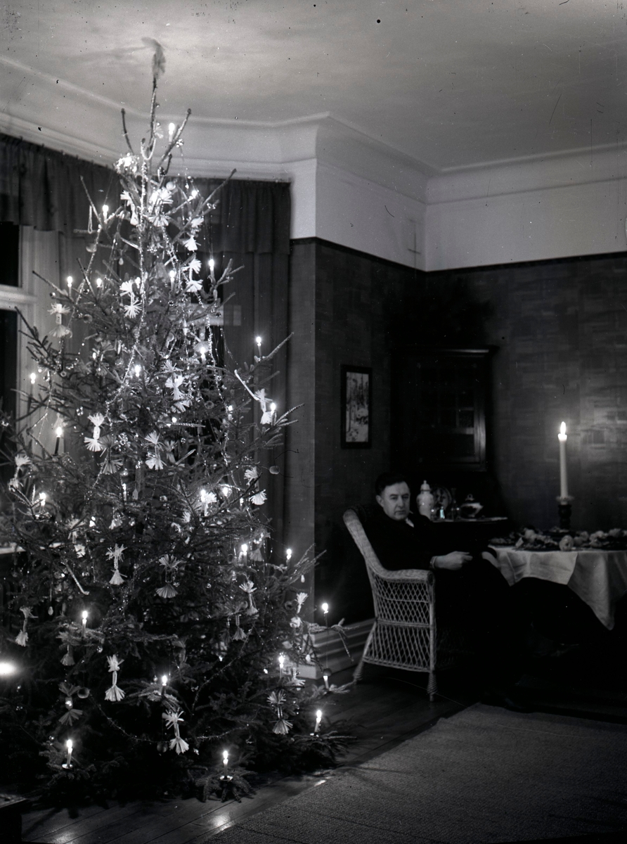 belysning till julgran En julgran med belysning och dekorationer.   Kalmar läns museum 