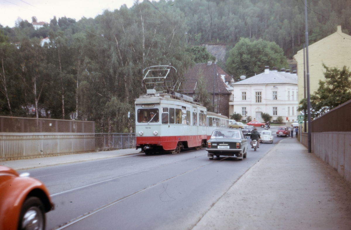 Ekebergbanens sporvogn 1016 med tilhenger ved Geitabru, Oslogate.