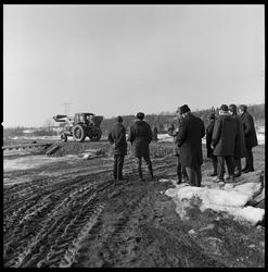 Kalkspredningsforsøk med traktor.