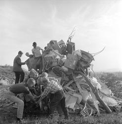 St. Hansbål, ant. Oslo 1960. Barn som lager St. Hans bål.