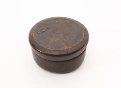 Pinner, tråd, spenner, lærbiter m.m.