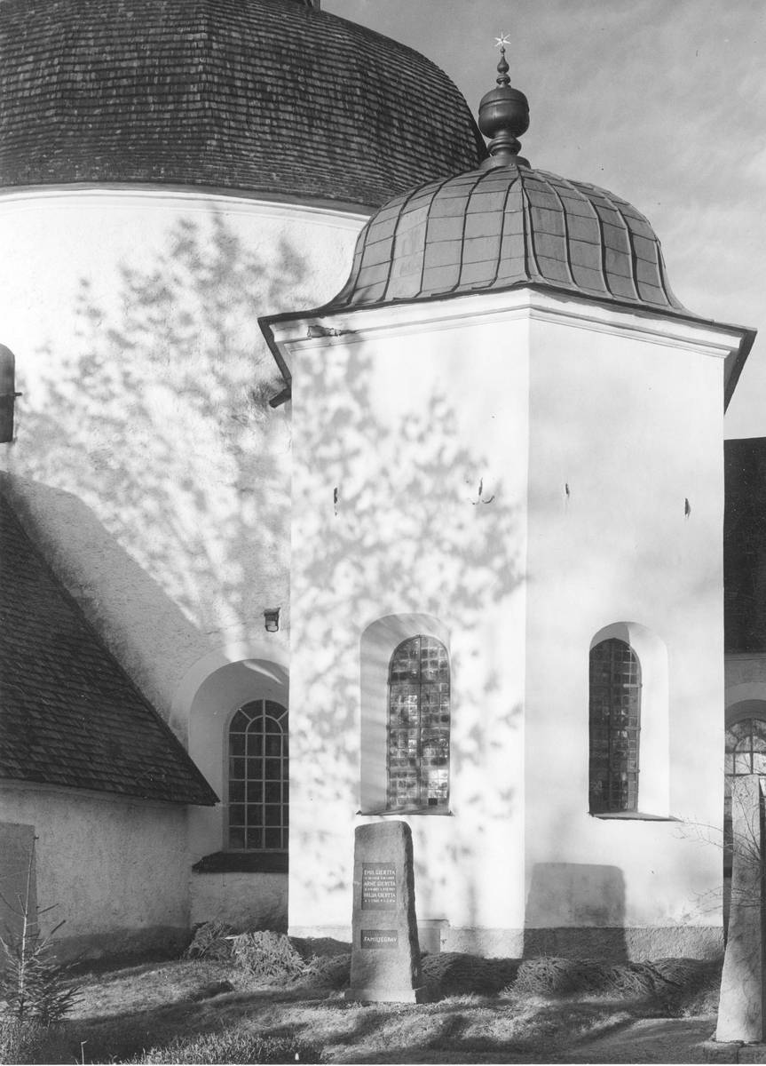 Gravkapellet vid Munsö kyrka efter restaureringen 1947.