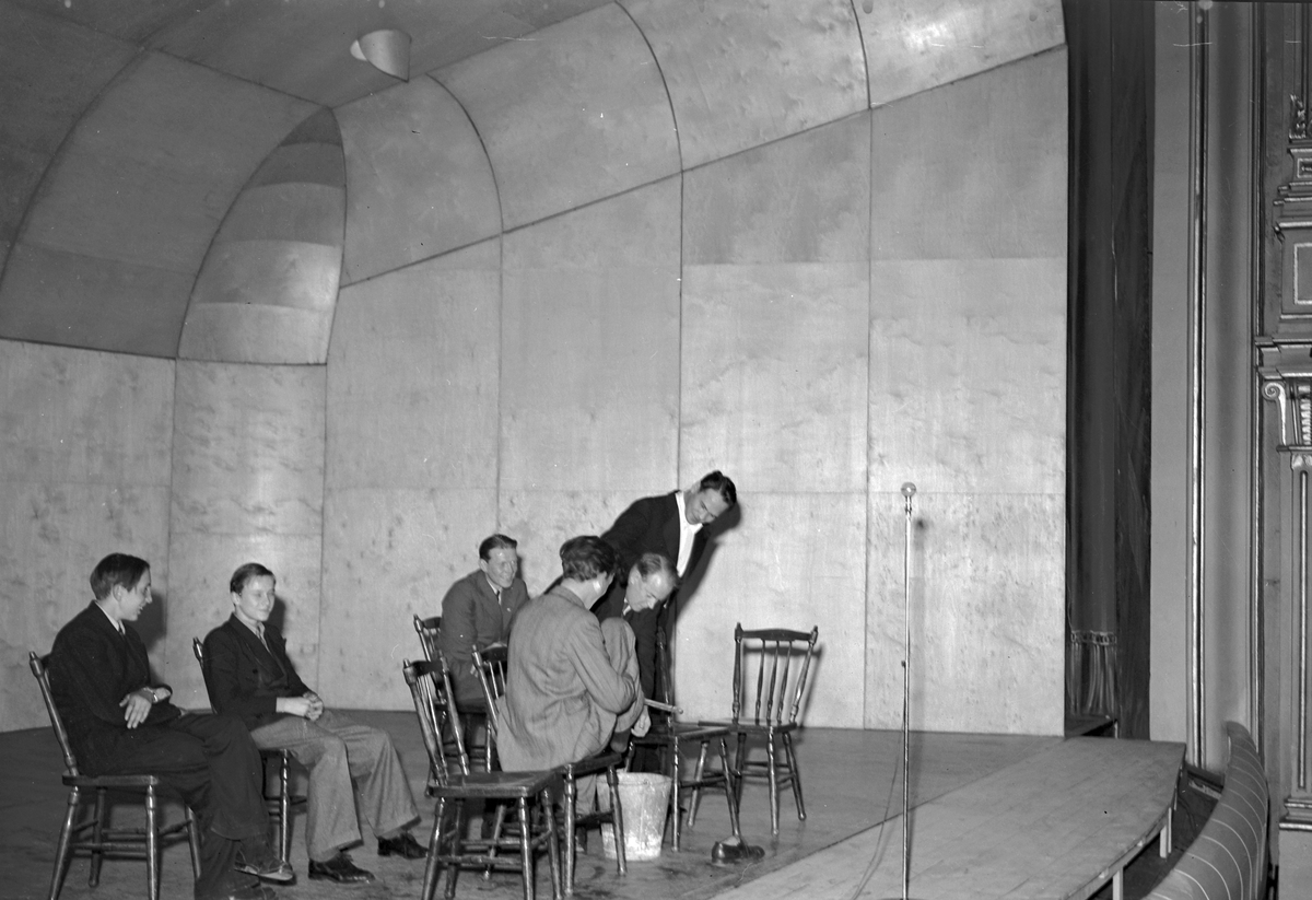 D:r Martelli. Taget på Teatern. Oktober1943.
