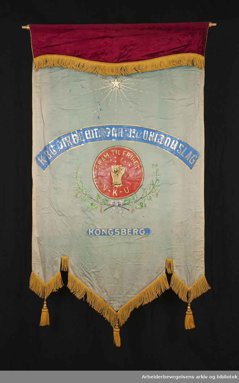 Kongsberg Arbeiderpartis Ungdomslag V-K-U.Stiftet 14. november 1909..Bakside..Fanetekst: KBG. Arbeiderpartis ungdomslag. Fram til frihet. V-K-U Kongsberg
