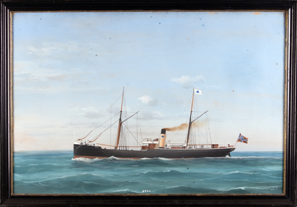 Skipsportrett av DS NORA under fart i åpen sjø. Fører unionsflagg akter samt rederiflagg.