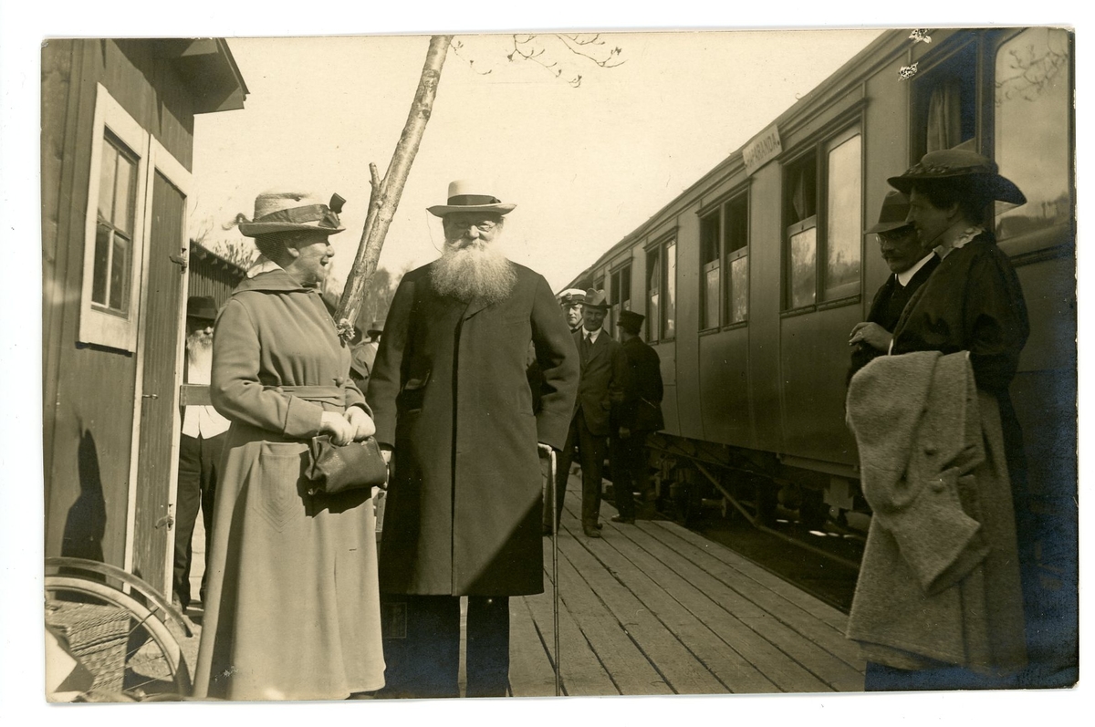 Pjotr (Peter) Kropotkin / Krapotkin vid Haparanda järnväg 1917. Postanställde Konrad Jonsson i bakgrunden i postmössa med vit skärm.