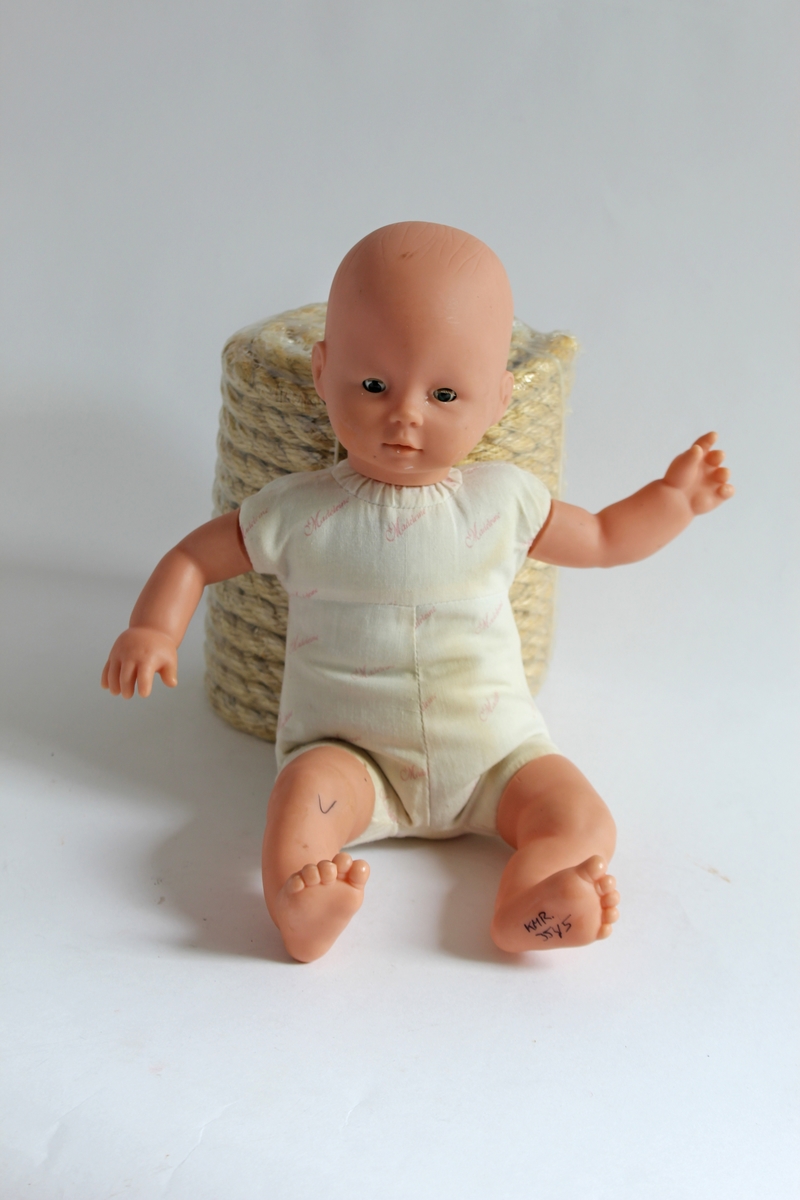 Tilhørt jente (f. 2001) i Sør-Odal. 

En babydukke. Hodet, beina og armene er av plast. Kroppen er av stoff. Ingen klær som hører til.