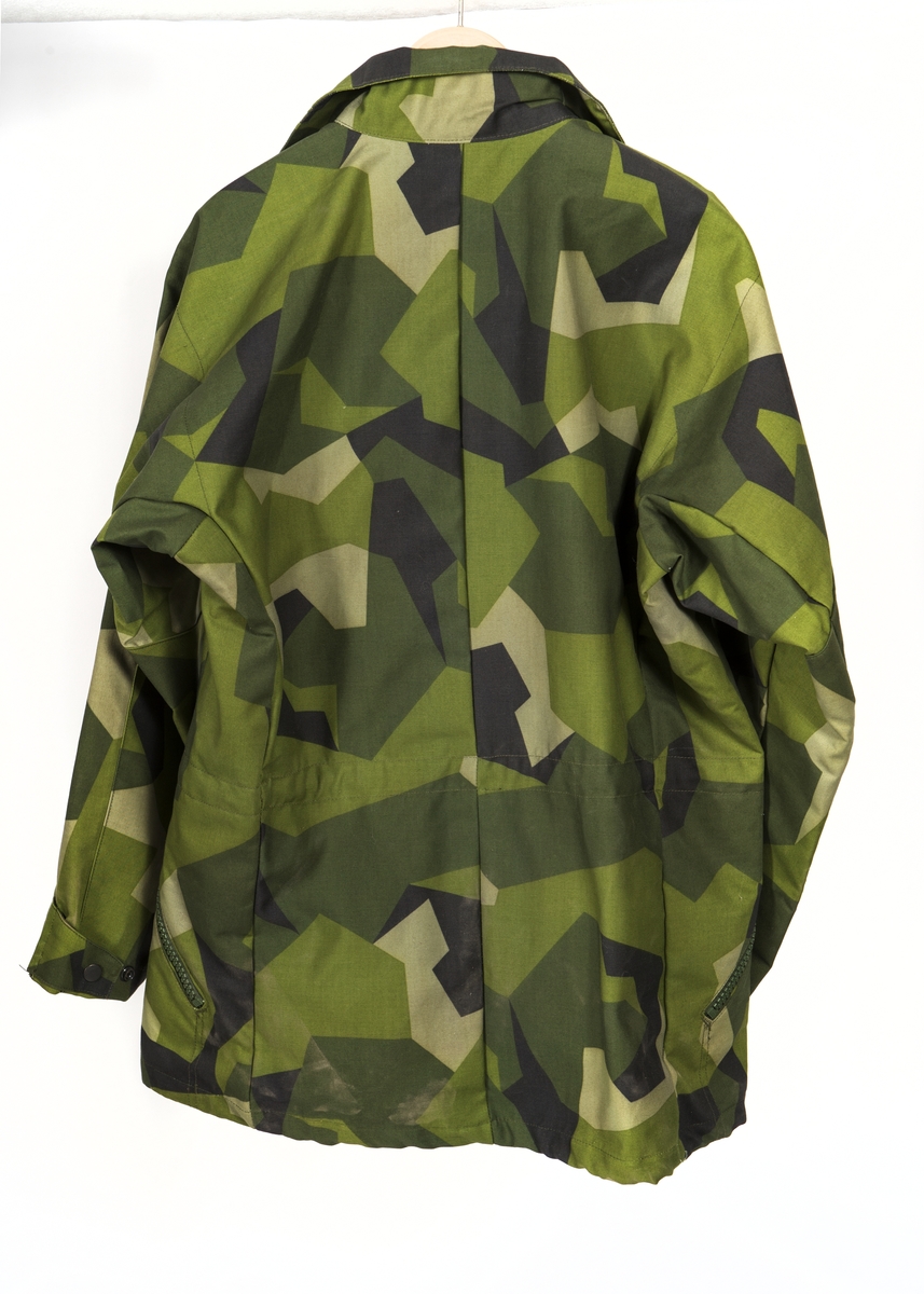 Kamouflagemönstrad jacka med blixtlås och tryckknappar.