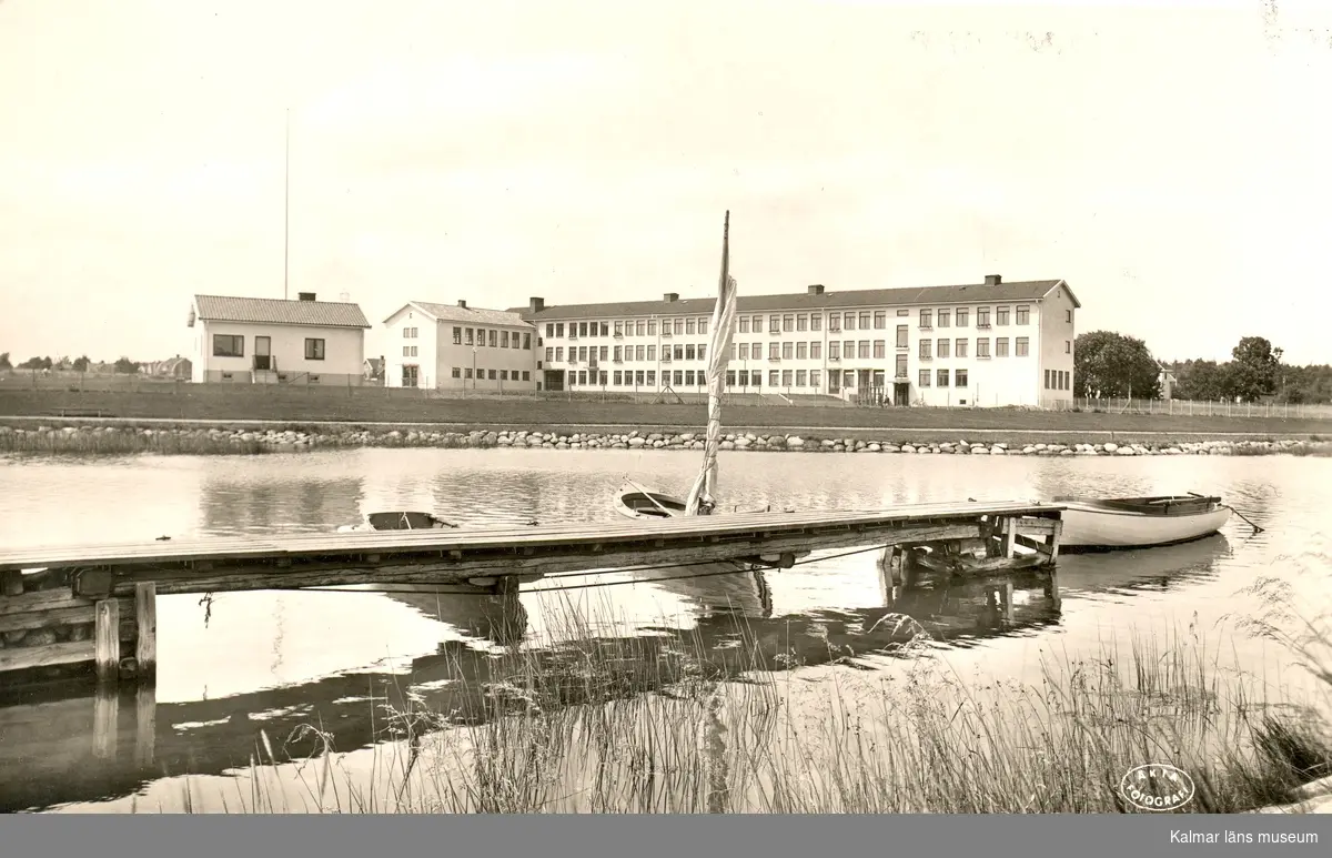 Lindöskolan i Kalmar omkring 1950. Den fristående villan var vaktmästarbostad.